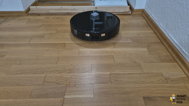 Roborock QRevo Slim entfernt nahezu alle Linsen auf dem Parkett